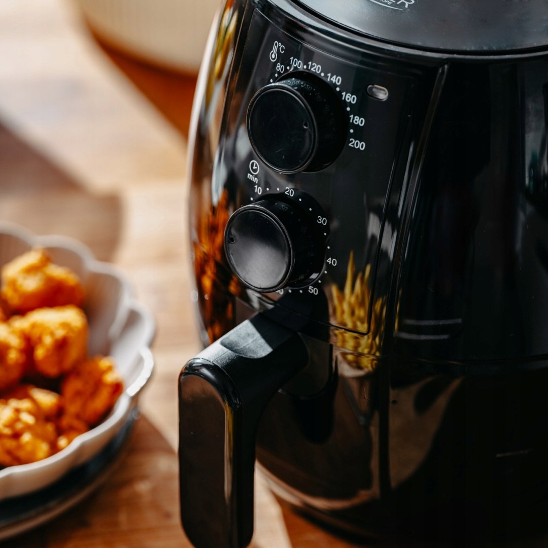 MOCNA FRYTKOWNICA BEZTŁUSZCZOWA 2,5L AIRFRYER 1600W NIEPRZYWIERAJĄCA Głębokość produktu 26.5 cm