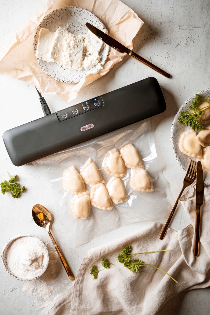 Zgrzewarka próżniowa PAKOWARKA DO ŻYWNOŚCI pakowania próżniowego + FOLIA Cechy dodatkowe Długość przewodu zasilającego: 100cm Dwa tryby pracy – DRY do produktów suchych oraz MOIST do produktów mokrych Odsysa powietrze z zewnętrznych pojemników próżniowych Próżnia:0,55- 0,60 bar Szybkie odsysanie powietrza i zgrzewanie opakowań Zgrzewarka dostosowana do rękawów foliowych i gotowych toreb próżniowych